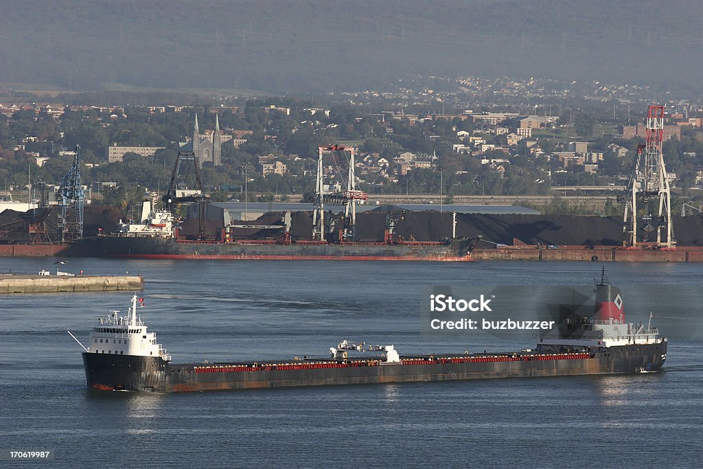 Oil Schiff übergeben von Quebec City po - Lizenzfrei Tankschiff Stock-Foto
