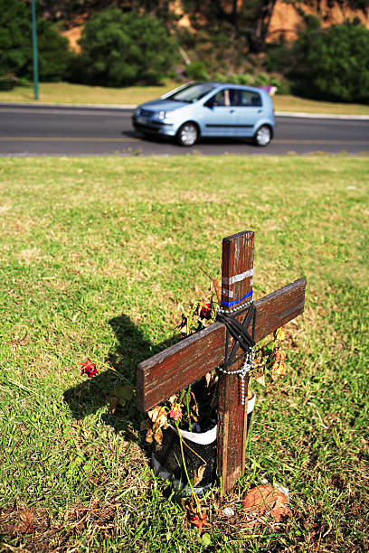 road の死 - memorial roadside cross cross shape ストックフォトと画像