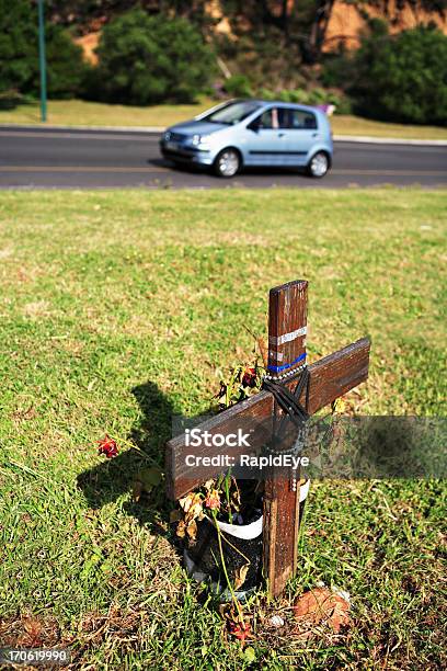 Foto de Estrada De Morte e mais fotos de stock de Margem de Estrada - Margem de Estrada, Monumento comemorativo, Cruz - Objeto religioso