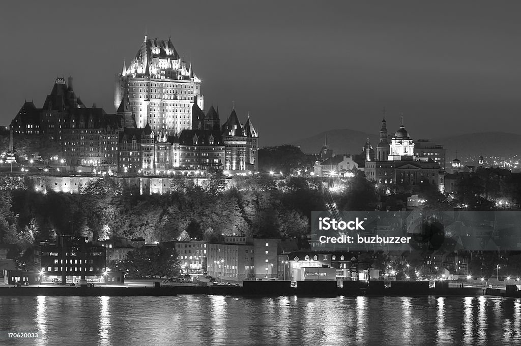 Mezzanotte a Old Quebec City - Foto stock royalty-free di Bianco e nero