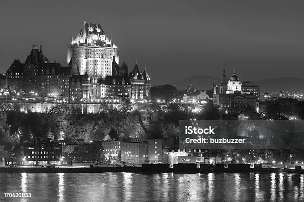 Mezzanotte A Old Quebec City - Fotografie stock e altre immagini di Bianco e nero - Bianco e nero, Castello, Cittadina