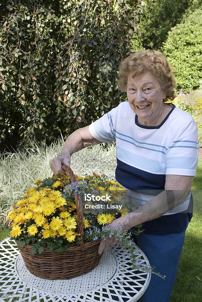 Senior Donna facendo alcuni giardinaggio - Foto stock royalty-free di Adulto