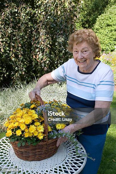 Senior Donna Facendo Alcuni Giardinaggio - Fotografie stock e altre immagini di Adulto - Adulto, Adulto in età matura, Ambientazione esterna