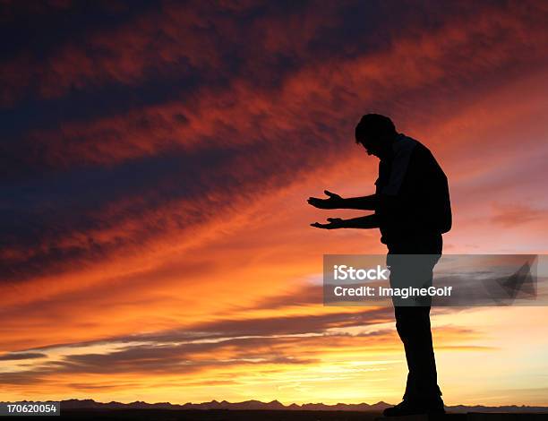 Silhouette Di Meditazione - Fotografie stock e altre immagini di Sofferenza - Sofferenza, Speranza, A faccia in giù