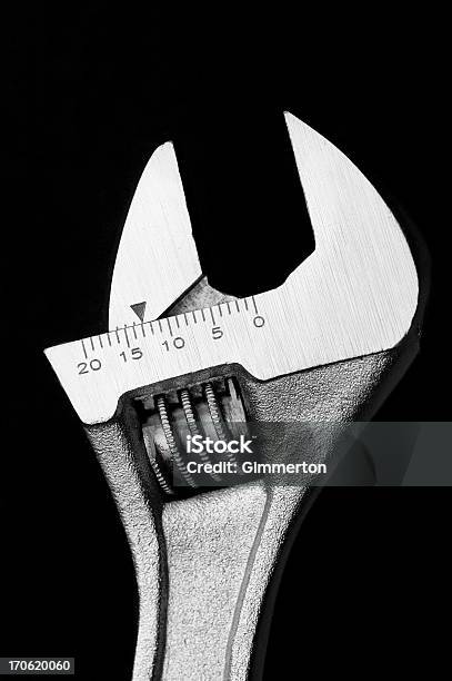 Регулируемые Гаечный Ключ С Открытым Зевом В М — стоковые фотографии и другие картинки Вертикальный - Вертикальный, Гаечный ключ, Железо