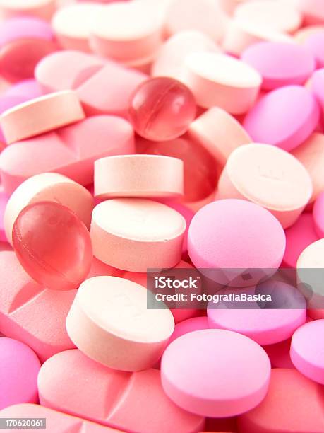 Pillole Rugginosa - Fotografie stock e altre immagini di Integratore vitaminico - Integratore vitaminico, Rosa - Colore, Assuefazione