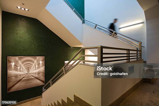 Edifício De Escritórios Interior - Fotografias de stock e mais imagens de Arquitetura - Arquitetura, Dispersa, Pessoa de negócios