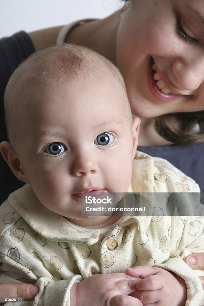 Bambino e sua sorella - Foto stock royalty-free di Accudire