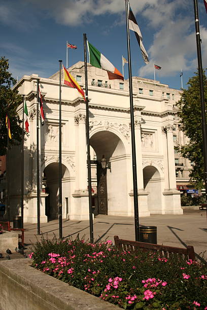 Marble Arch à esquerda, Londres, Inglaterra - foto de acervo