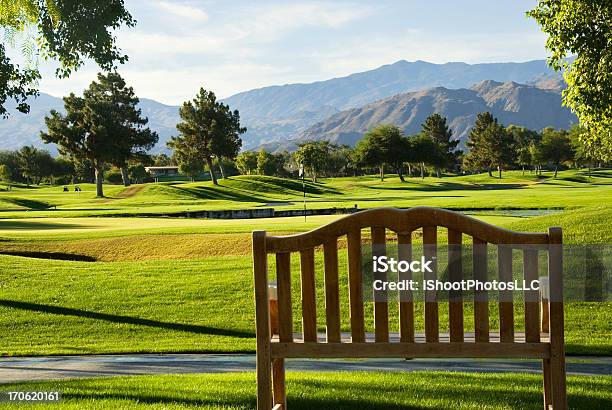 Siedzenie Z Widoku - zdjęcia stockowe i więcej obrazów Golf - Sport - Golf - Sport, Ławka, Flaga