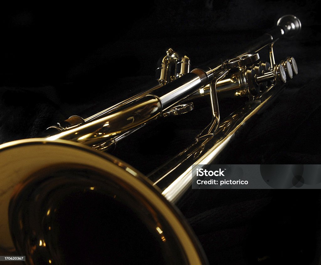 trumpet w perspektywy - Zbiór zdjęć royalty-free (Czarne tło)