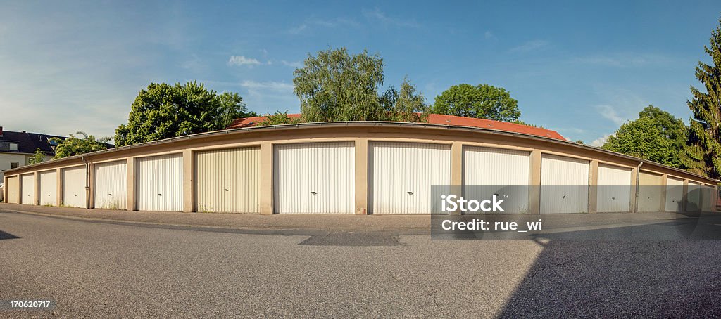 Garaż drzwi - Zbiór zdjęć royalty-free (Architektura)