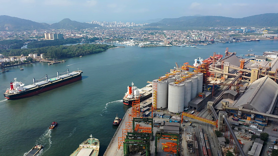 Buque de carga de contenedores en el emblemático puerto de Santos. photo