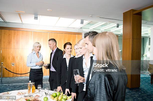 Grupo De Negócios Com Um Buffet De Almoço - Fotografias de stock e mais imagens de Adulto - Adulto, Almoço, Almoço de Negócios