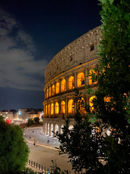 colisée romain vu la nuit - light nobody coliseum vertical photos et images de collection