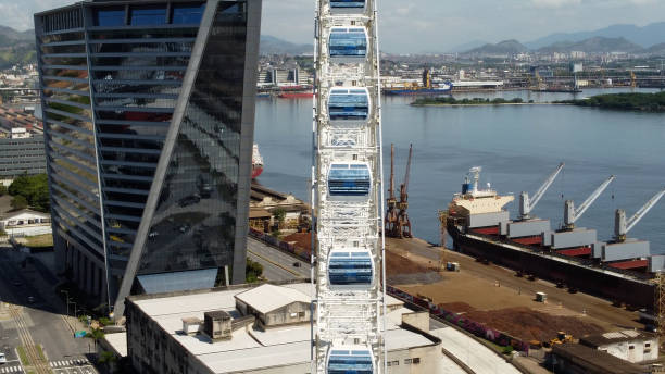 ブラジル、リオデジャネイロ。ラテンアメリカの主要な観覧車。 - downtown district brazil rio de janeiro clear sky ストックフォトと画像