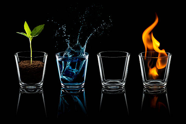 klassische elemente – luft, feuer, erde, wasser und glas vier - die vier elemente stock-fotos und bilder