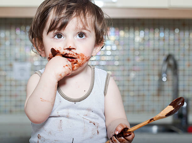 kleine baby essen kuchen - little cakes stock-fotos und bilder