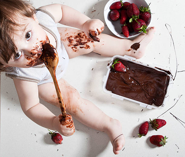 istock little baby eat cake 170625314