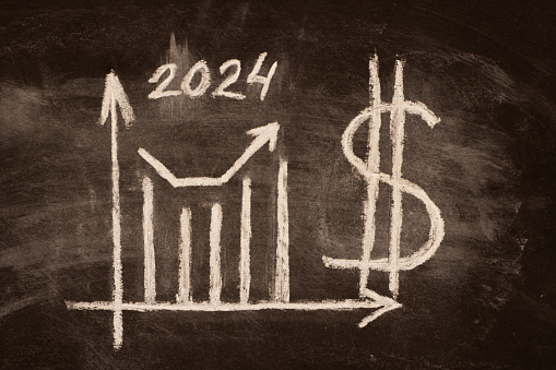 фотография кривая, графика роста,  американского доллара на 2024 год выполненная мелом на черной доске. Прогноз.