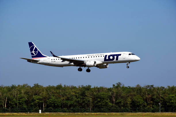 avión de pasajeros lot blanco y azul aterrizando en una pista de aterrizaje en budapest, hungría - lot fotografías e im�ágenes de stock