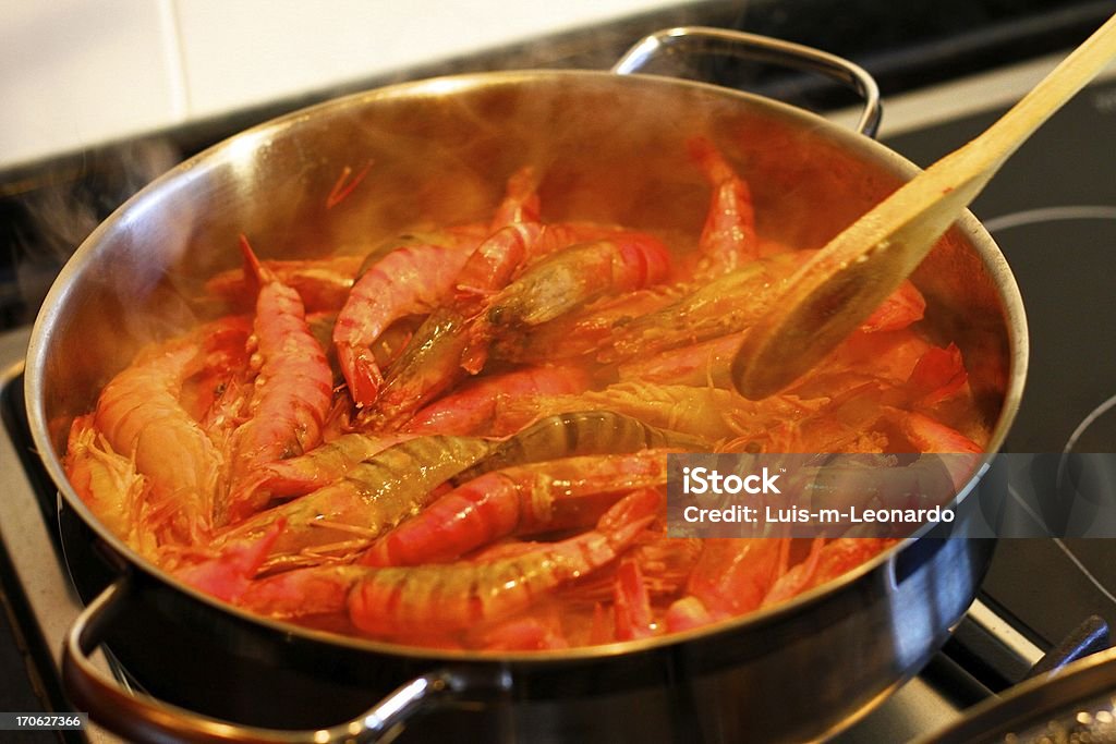 Cuisiner des crevettes - Photo de Aliment cuit à l'eau libre de droits
