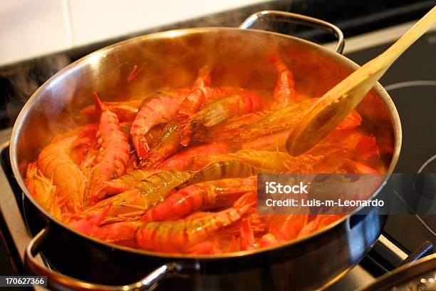 Photo libre de droit de Cuisiner Des Crevettes banque d'images et plus d'images libres de droit de Aliment cuit à l'eau - Aliment cuit à l'eau, Aliment frit, Aliments et boissons