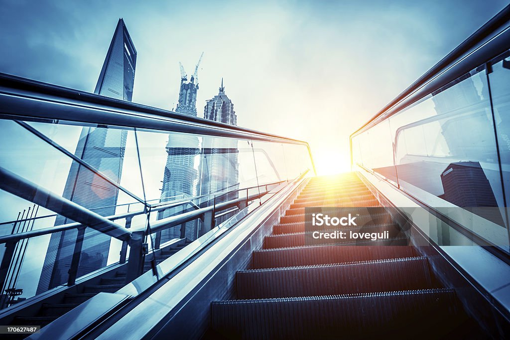 Rolltreppe zur modernen Stadt - Lizenzfrei Architektur Stock-Foto