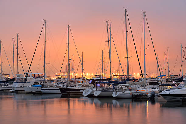 charleston harbor marina ao pôr-do-sol - charleston harbor - fotografias e filmes do acervo