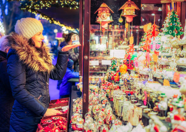 istock Choosing a gift at Winter Markets 1706317624