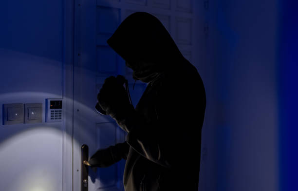 Female thief breaks into the apartment through the front door.