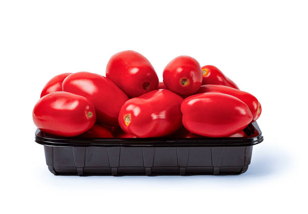pomidory śliwkowe, świeże, w czarnym plastikowym pojemniku, na białym tle, izolować, - cherry tomato tomato sauce isolated close up zdjęcia i obrazy z banku zdjęć
