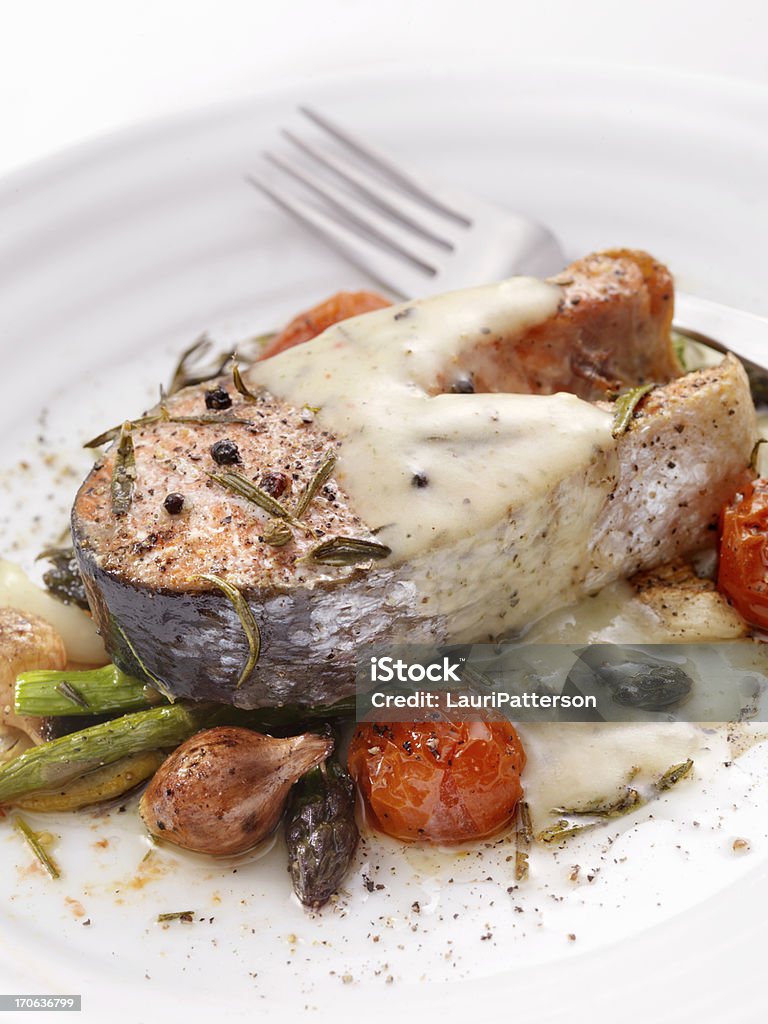 Trancio di salmone con verdure arrostite - Foto stock royalty-free di Alimentazione sana