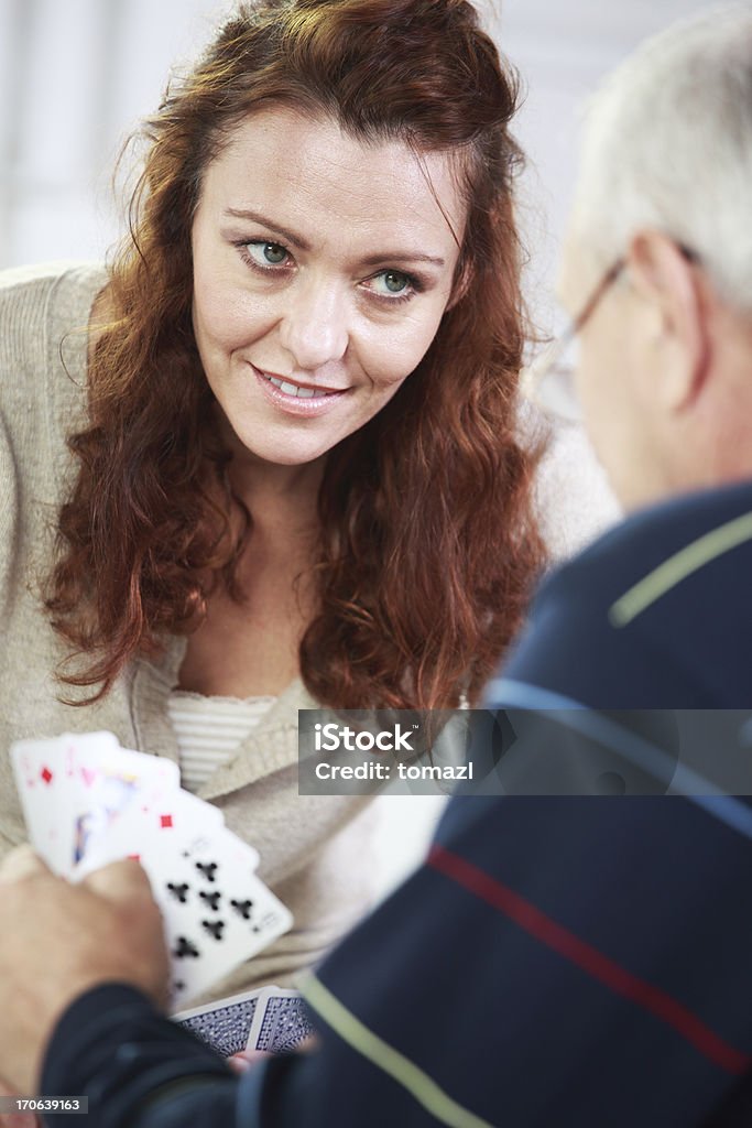 Mulher de idade mediana Cartas de jogar com o pai - Royalty-free 40-44 anos Foto de stock