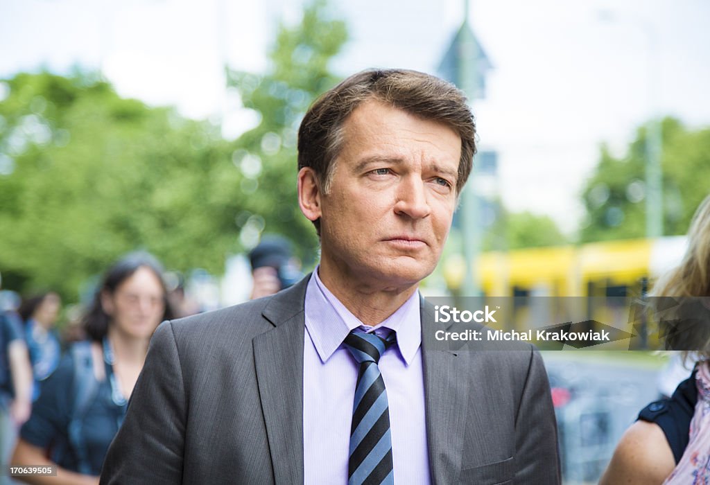 Geschäftsmann zu Fuß auf der Straße in Berlin - Lizenzfrei Menschenmenge Stock-Foto