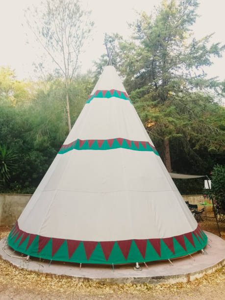 tipis pour rester en vacances camping. - wigwam photos et images de collection