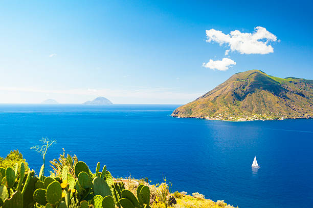 islas eolias - sicilia fotografías e imágenes de stock