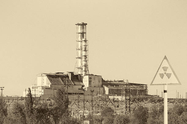 reactor nuclear de chernóbil 4 - sarcófago fotografías e imágenes de stock