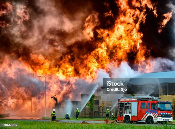 Brandschutz In Einem Industriegebiet Stockfoto und mehr Bilder von Feuer - Feuer, Feuerwehrmann, Fabrik