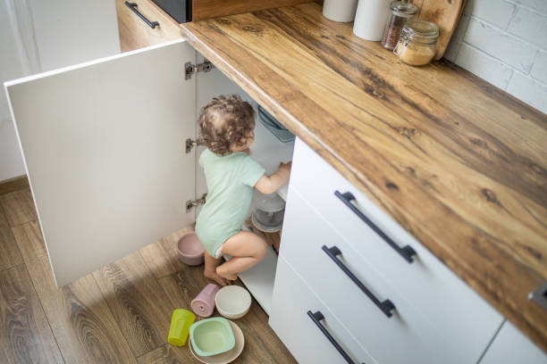 국내 주방에서 주방용품을 가지고 노는 귀여운 아기 - domestic kitchen accessibility open drawer 뉴스 사진 이미지