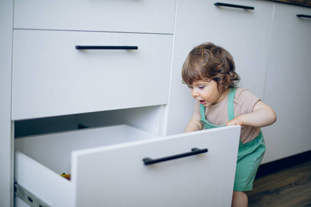 부엌 서랍을 여는 남자 아기 - domestic kitchen accessibility open drawer 뉴스 사진 이미지