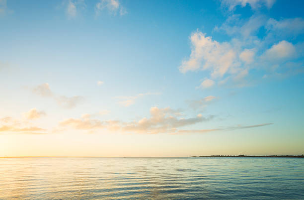 日の出海の - 水平線 ストックフォトと画像