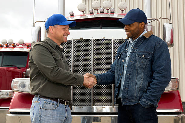 trucking aperto de mão - truck driver multi ethnic group industry working class - fotografias e filmes do acervo