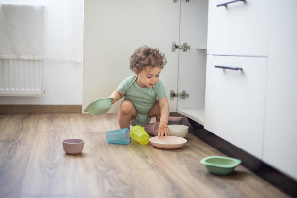 국내 주방에서 주방용품을 가지고 노는 귀여운 아기 - domestic kitchen accessibility open drawer 뉴스 사진 이미지