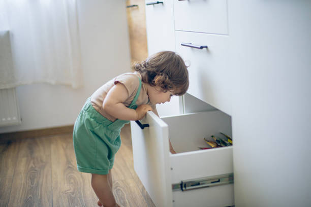 부엌 서랍을 여는 남자 아기 - domestic kitchen accessibility open drawer 뉴스 사진 이미지