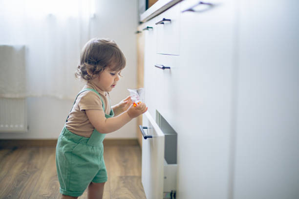 부엌 서랍을 여는 남자 아기 - domestic kitchen accessibility open drawer 뉴스 사진 이미지