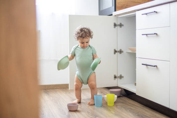 국내 주방에서 주방용품을 가지고 노는 귀여운 아기 - domestic kitchen accessibility open drawer 뉴스 사진 이미지