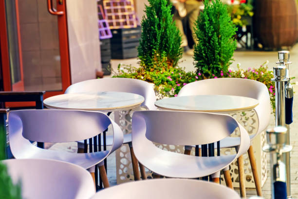 mesas redondas blancas en un restaurante callejero - oil painting abstract circle fine art painting fotografías e imágenes de stock