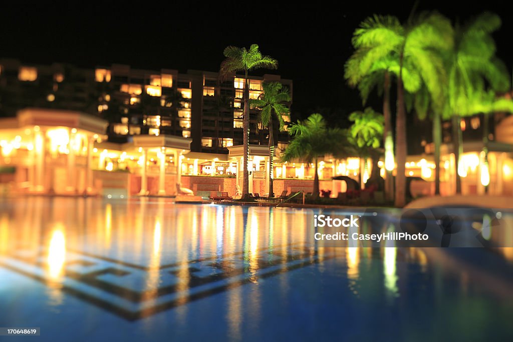 Piscina del Resort por la noche - Foto de stock de Agua libre de derechos