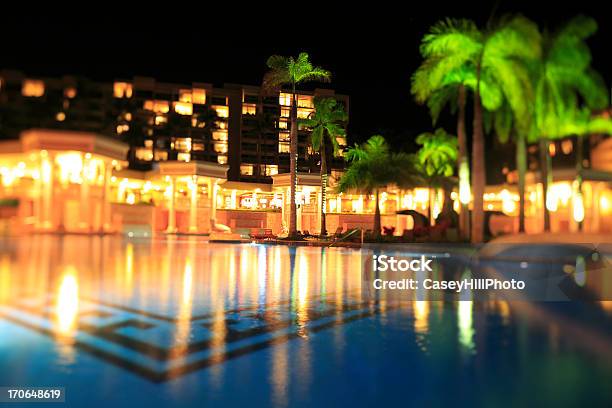 Piscina Del Resort Por La Noche Foto de stock y más banco de imágenes de Agua - Agua, Azul, Clima tropical